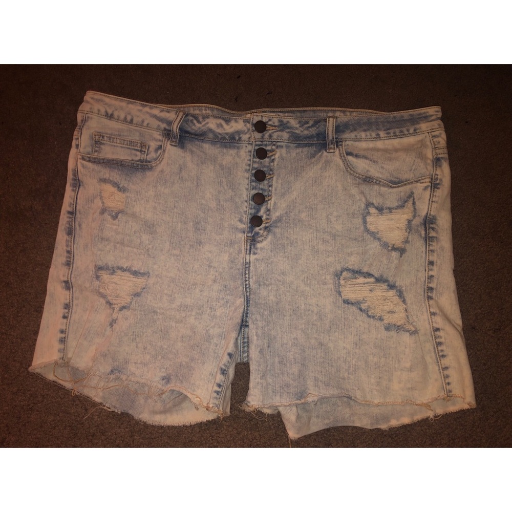 Light Denim Distressed Shorts 🩳